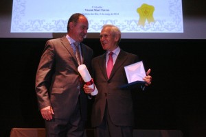 Vicent Marí, alcalde de Santa Eulària, entrega la Medalla de Oro a José Colomar Juan. Fotos: C. V.