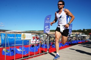 Sergi Tur, del equipo CN Eivissa Triatlón, inicia los 10 kilómetros de carrera a pie.