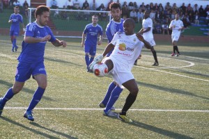 Ayrton controla el balón ante la oposición de dos jugadores del San Rafael.