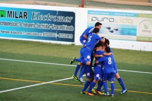 El San Rafael celebra el gol de Nil Paniello en el derbi ante la Peña, que acabó venciendo por 2-1.