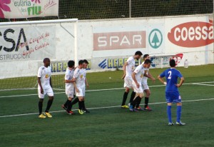 Los jugadores de la Peña Deportiva celebran el 2-1 conseguido por Rubén Martínez en el minuto 86. Fotos: C. V.