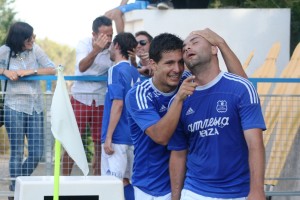 Elías y De Pablos celebran el tercer gol del San Rafael en el partido ante el Rotlet-Molinar. Fotos: C. V.