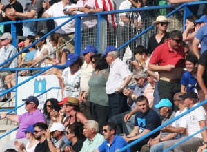 Paco Bonet, de pie el segundo por la izquierda, en la grada del Municipal de Sant Rafel.