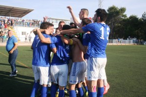 Alegría desbordante de los futbolistas del conjunto rafeler.