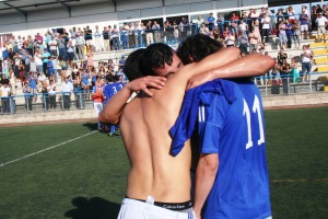 Adrián Ramos se abraza con sus compañeros Elías y Vicent tras el partido.