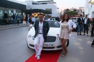 El popular presentador de televisión posa delante de un Bentley blanco durante el evento.