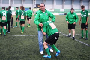 Juanjo Cruz, entrenador del equipo verdinegro, ayuda a incorporarse a Jordi Serra.