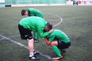 Los jugadores del Sant Jordi no pudieron contener las lágrimas tras finalizar el partido. Fotos: C. V.