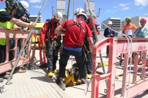 Otro de los ejercicios consistía en el rescate de un herido en un espacio subterráneo y contaminado.