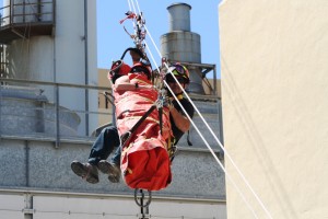 La víctima es conducida mediante una tirolínea a las chimeneas de Gesa. Fotos: C. V.