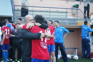 Pepe Arabí se abraza con Suso unma vez finalizado el partido ante el Luchador.