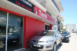 Varios vehículos expuestos junto a la carretera a Sant Antoni.