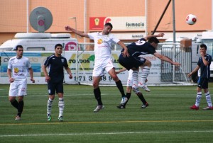 Salinas cabecea un balón ante la oposición de Nacho, autor del único gol del partido.