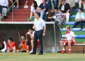 Juan Carlos Herrero, técnico del Anguiano, da instrucciones a sus jugadores.