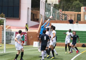 Pisón despeja de puños en una de las muchas acciones de peligro de la Peña Deportiva.