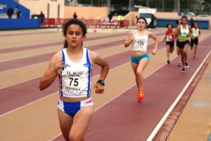 Alba Juan lidera la carrera de los 300 metros cadete e infantil.