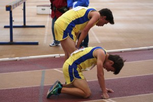 Daniel Pérez, vencedor en los 1.000 metros cadete, acusa el esfuerzo tras lograr la victoria.