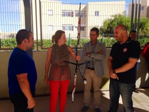 Ana Muñoz y Rafa Triguero durante su visita a la galería de tiro con arco de Can Misses.