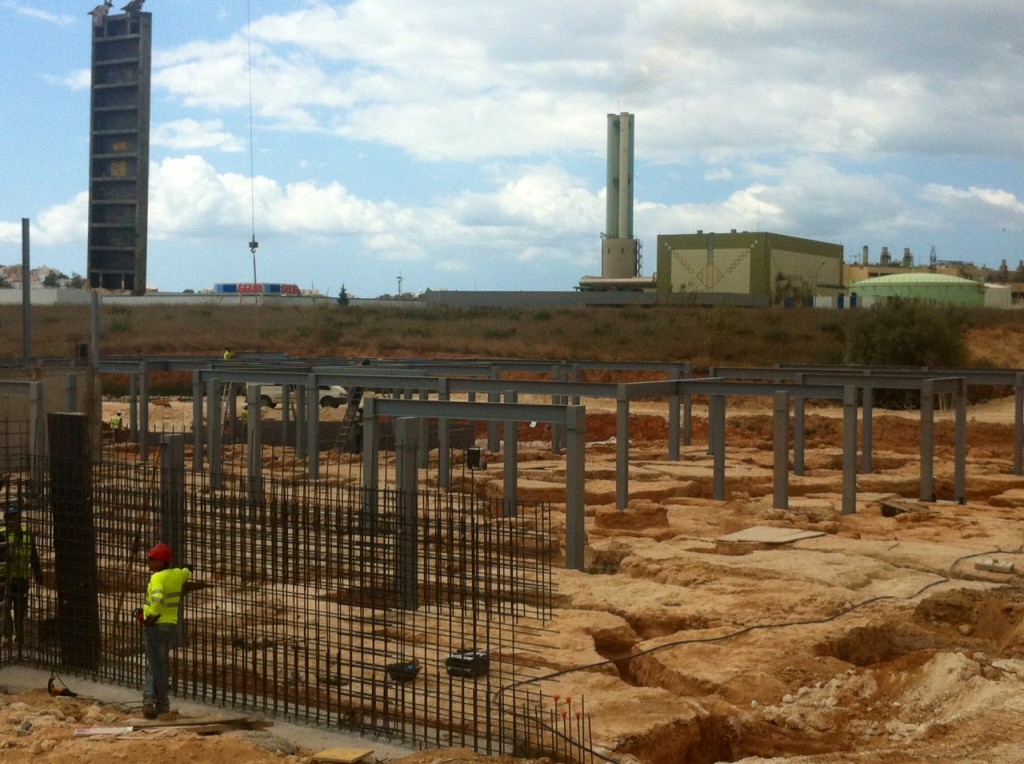 Espacio del yacimiento que se conservará, con los obreros construyendo el perímetro que lo separará del supermercado. Foto: D.V.