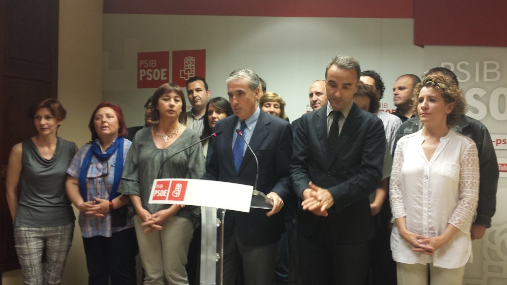 Jáuregui (al centre) compareixent davant la premsa. Foto: PSIB-PSOE.