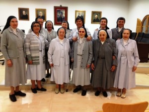 Las hermanas Agustinas, en el salón de plenos del Ayuntamiento josepí.