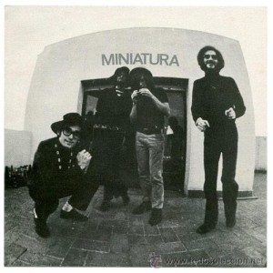 Portada del disco con los cuatro figuras.