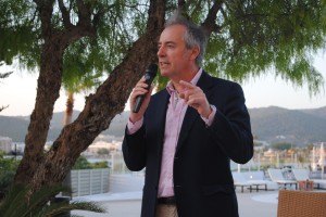 Vicent Serra, presentant a l'eurodiputada Estaràs. Foto: D.V.