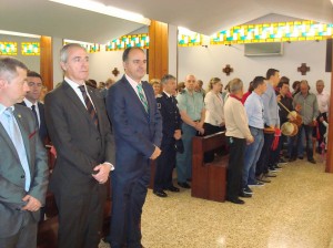 El president del Consell Insular, Vicent Serra, i l'alcalde Vicent Marí, durant la missa.