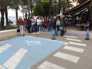 Visita als accessos de la platja adaptada. Foto: Ajuntament de Santa Eulària.