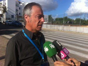 Vicent Serra atenent a la premsa poc abans de votar. Foto: D.V.