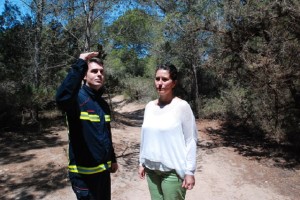 La consellera Silvia Tur acompañada del bombero  Iván Marí durante una visita a un bosque de Mitjorn. Foto: Consell Insular de Formentera.