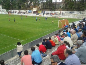 Aspecto de la grada con el partido de fondo