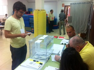 El candidat d'Izquierda Plural votant a la seva taula. Foto: D.V.