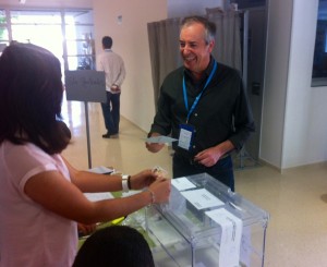 Vicent Serra exercint el seu dret a vot. Foto: D.V.