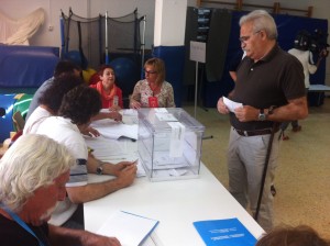 Un ciudadano ejerciendo su derecho a voto en un colegio electoral. Foto: D.V.