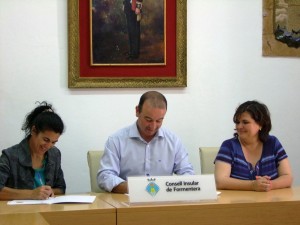 Jaume Ferrer, Sonia Cardona i Margalida Femenia signen el conveni.