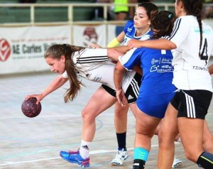 Dos jugadoras del HC Puig d'en Valls juvenil femenino intentan frenar a una contrincante del Malthus noruego. Foto: Granollers Cup