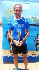 Samuel Urbano posa con el trofeo como ganador de la Formentera Media Maratón Trail. Foto: Facebook