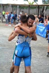 Óscar Santos y Sergi Tur se abrazan tras completar el triatlón. Fotos: G. Quirós