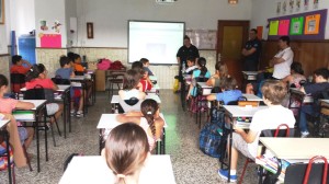 Técnicos del 112 explican el funcionamiento del servicio de emergencias a los alumnos.