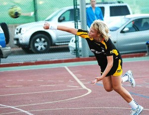 Un partido de balonmano disputado en las pistas deportivas de Puig d'en Valls.