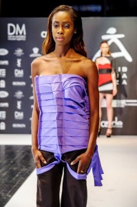 Una de las modelos durante el desfile realizado en el Palau de Congressos.