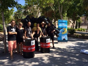 Los voluntarios de la Alianza Mar Blava frente a la nube de globos que representaba el predominio de las energías sucias frente a las renovables. 