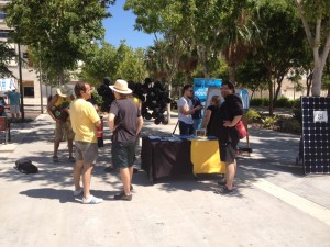 Los voluntarios, vestidos de negro y amarillo, han atendido a los ciudadanos que se han acercado a por información. 