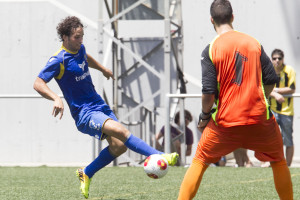 Piquero puna con un rival en el partido disputado en el Nou Barris de la Montañesa. Foto: Carles Ribas