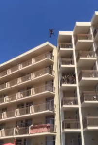 Un turista británico se lanza a la piscina desde un quinto piso de un hotel de  Sant Antoni. Imagen: vídeo Hayden Wells