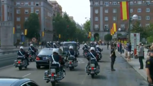 La comitiva bajando por la Castellana camino del Congreso de los Diputados.