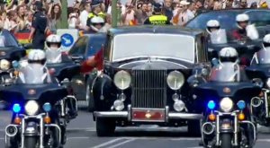 La família reial va arribar a Congrés en un rolls royce cobert. 