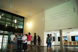 Varias personas antes de iniciar la visita guiada al nuevo hospital de Can Misses. 