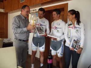 Vicent Marí entrega algunos obsequios a René Laky, Mario Szvetits y Monika Stakeliunaite.